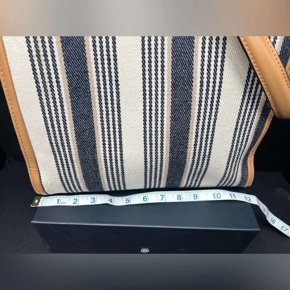 Jones New York shoulder bag Signature Navy Blue and white